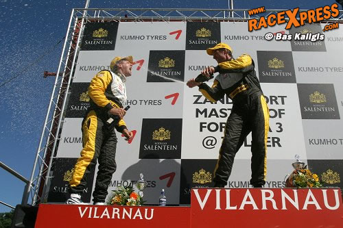 De champagne vloeide rijkelijk
